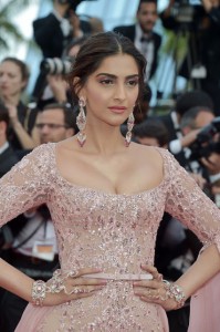 Sonam+Kapoor+Meyerowitz+Stories+Red+Carpet+Uuxrf57HH2bx